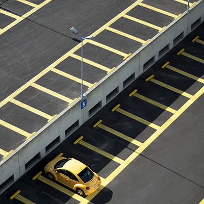 Mastleuchte auf einem Parkplatz 