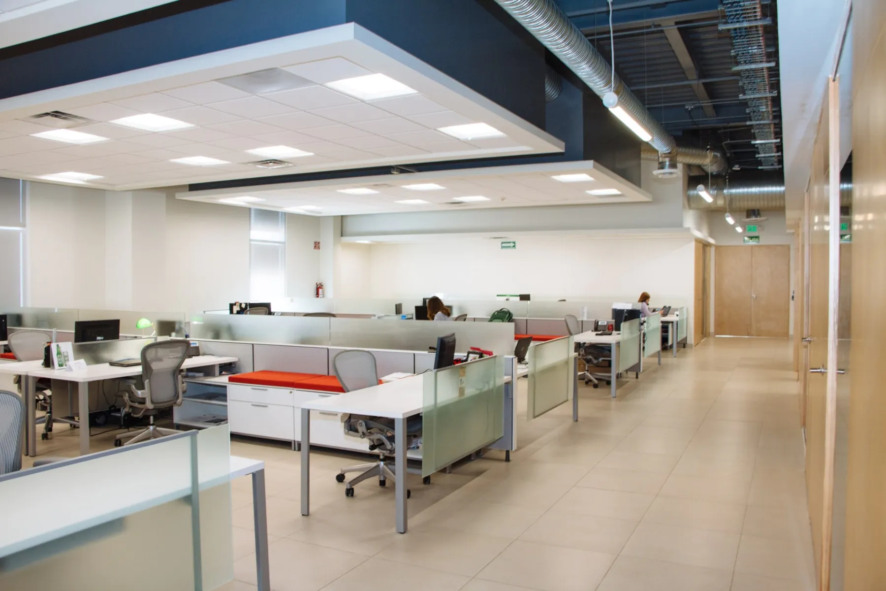 4.000K LED-Panel in einem B&uuml;rogeb&auml;ude